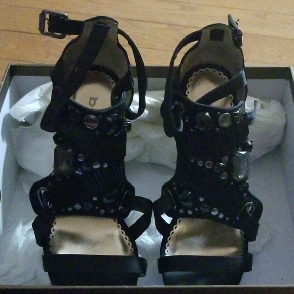 Shoes - Picture 4 of 8